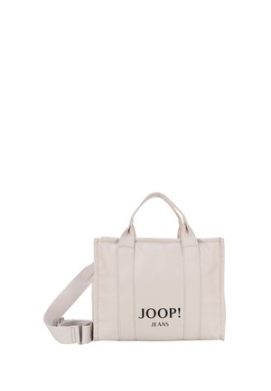 Beige axelväska med dubbla handtag och en avtagbar rem. Har en texturerad yta och logotypen "JOOP! JEANS" tryckt i svart.