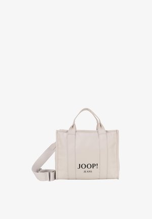Bežna torba s dvema ročkama in odstranljivim trakom. Ima teksturirano površino in črn odtis logotipa "JOOP! JEANS".