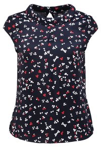 Blusa floreale blu navy con motivi rossi e bianchi, maniche corte, collo rotondo e un dettaglio di piega sottile sul davanti.