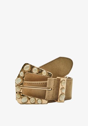 Suedebælte i tan med en guldbuckle, der har runde, lyse accenter og en unik form. Den bløde tekstur forstærker det visuelle udtryk.
