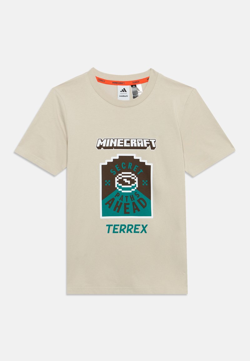Μπεζ κοντομάνικο μπλουζάκι με λογότυπα Minecraft και Terrex και γραφικό που γράφει "Secret Paths Ahead" σε πράσινο-μπλε και καφέ.