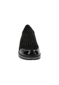 Zwarte instap schoen met een suède bovenwerk, metallic studdetails, een patenten leren neuskap en een gestructureerde binnenzool voor grip.
