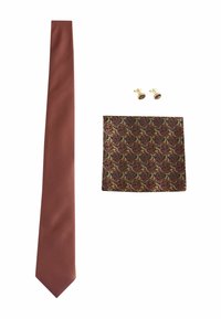 Mansslips i rostfärg, matchande näsduk med mönster och guldfärgade manschettknappar med liknande design på vit bakgrund.