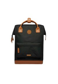 Schwarzer Leinwand-Rucksack mit braunen Lederelementen, rechteckige Form, vorderes Reißverschlussteil und Oberhandgriff. Mit einem runden Logo-Patch.