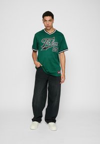 FUBU VARSITY  - Marškinėliai su spaudiniu - dark green