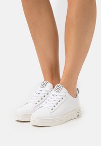 Guess RIVET - Sneakers basse - white