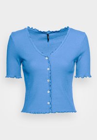 Modrý žebrovaný cardigan s krátkým rukávem, má V-výstřih, volánkové okraje a pět knoflíkových zapínání vpředu. Měkká textura a přiléhavý střih.