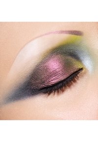 Øje med sammenblandet øjenskygge i lilla, grønne og sorte nuancer. Bemærkelsesværdig shimmer-effekt, glat tekstur og en defineret bryn i pink.