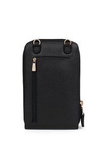 Borsa a tracolla in pelle nera con finitura testurizzata, dotata di dettagli in oro e di una tasca anteriore con zip. Forma rettangolare compatta.