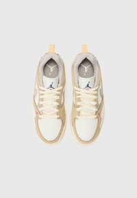 Beige és krém színű sneaker, velúrból és hálós anyagból. Fehér orrész, bézs részletek és párnázott nyelv logóval. Fűzhető dizájn.