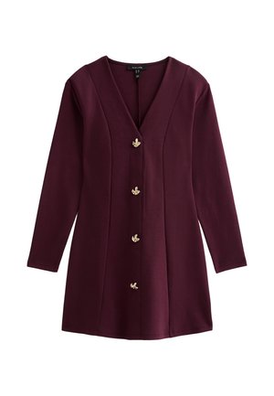 Robe bordeaux à manches longues avec un décolleté en V, cinq boutons floraux dorés et une coupe ajustée, fabriquée en tissu lisse et extensible.