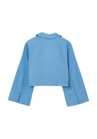 Giacca corta di colore blu chiaro con colletto, maniche ampie e fessure laterali. Realizzata in tessuto morbido con un design pulito e minimalista.