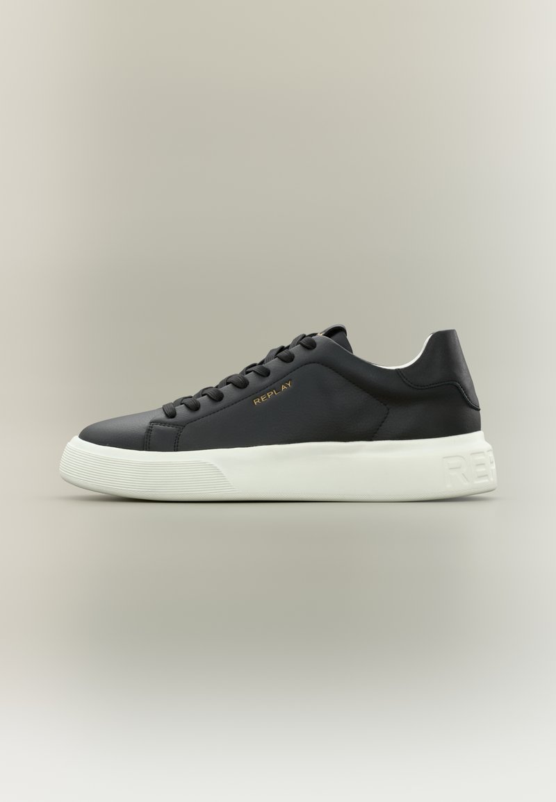 Μαύρο δερμάτινο αθλητικό παπούτσι με υφασμένο λευκό καουτσουκερό πάτο. Διαθέτει κορδόνια και μεταλλική χρυσή επιγραφή "REPLAY" στο πλάι.