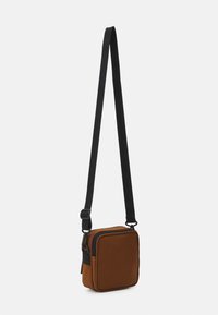 Carhartt WIP ESSENTIALS BAG SMALL UNISEX - Soma ar siksnu pāri ķermenim - deep brown
