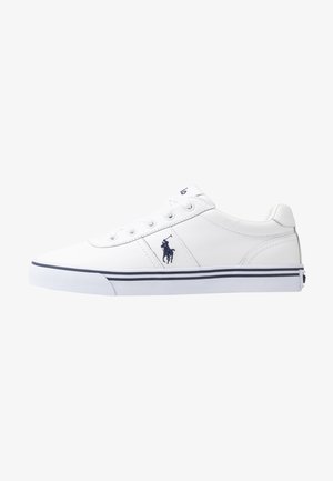 Sneakers bassa bianca con logo giocatore di polo ricamato nero, lacci bianchi e suola bianca con doppie strisce nere sul bordo.