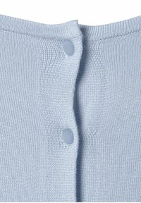 Lichtblauwe gebreide cardigan met een ronde halslijn, twee kunststof knopen en geribbelde textuur aan de randen en knopenlijst.