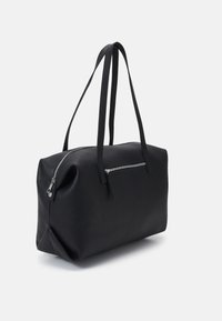 Sort læder rejsetaske, rektangulær form, glat tekstur, med to skulderremme og en forreste lynlås lomme.