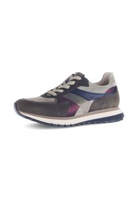 Sneaker met een mix van grijs, marineblauw en bordeaux suède en leer. Ronde neus, vetersluiting, gestructureerde buitenzool en gevoerde zool.