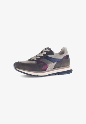 Sneaker met een mix van grijs, marineblauw en bordeaux suède en leer. Ronde neus, vetersluiting, gestructureerde buitenzool en gevoerde zool.