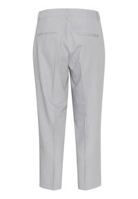 Lichtgrijze broeken van een gladde, fijne stof. Heeft een getailleerde snit, twee achterzakken en een cropped lengte. Geen zichtbare sluitingen.