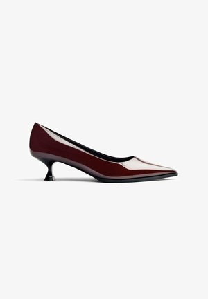 Décolleté in pelle patrizi burgundy con punta affusolata, silhouette elegante e tacco distintivo a spirale. Superficie liscia con finitura lucida.