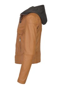 Veste en cuir marron avec une capuche en polaire grise. Comprend une poche zippée et un design ajusté. Texture lisse et forme structurée.