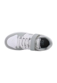 Hochschuh mit einem weißen Synthetik-Obermaterial und grauen Akzenten. Verfügt über einen Klettverschluss, eine perforierte Zehenbox und einen strukturierten, gepolsterten Kragen.