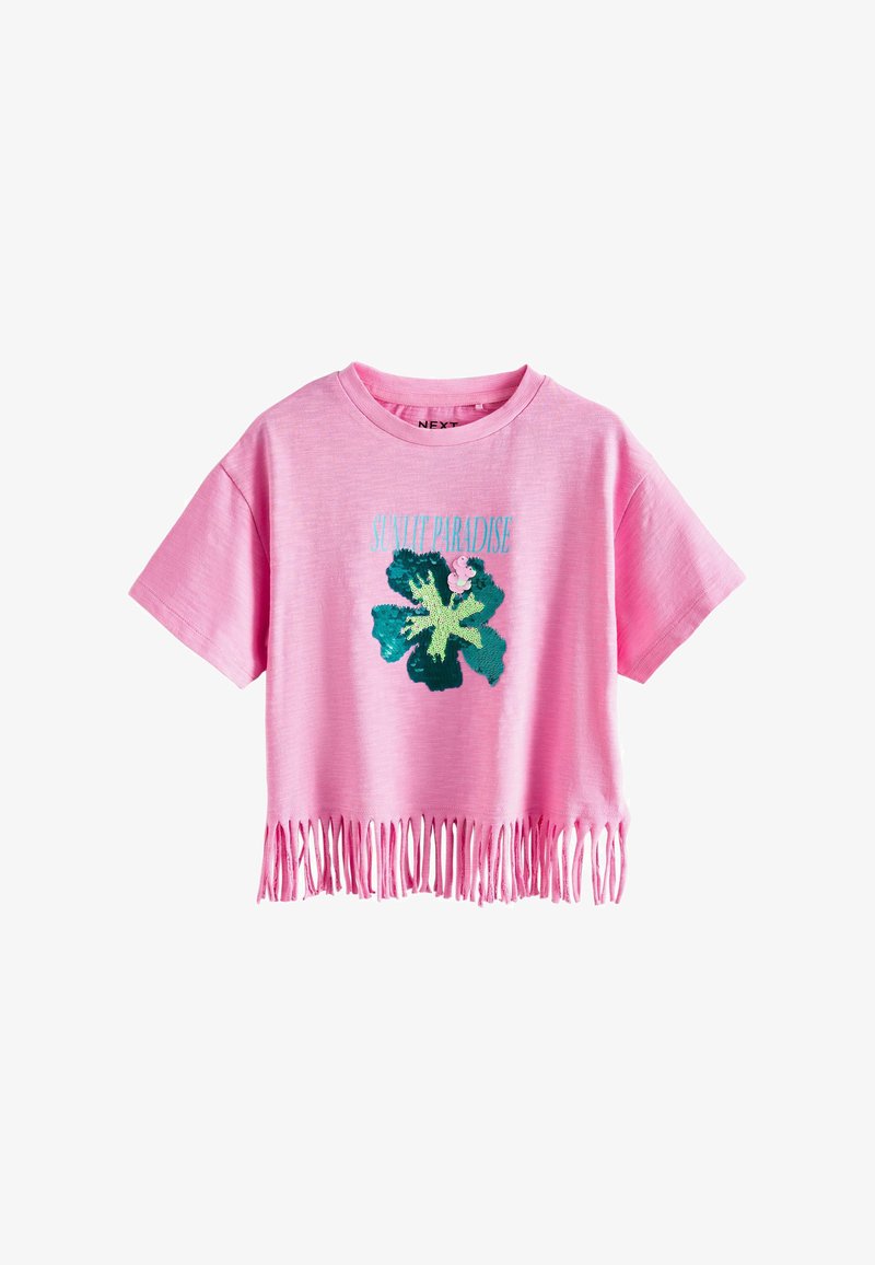 T-shirt court à manches courtes rose avec ourlet à franges, présentant une fleur d'hibiscus verte et le texte "SUMMER PARADISE" en bleu au-dessus.