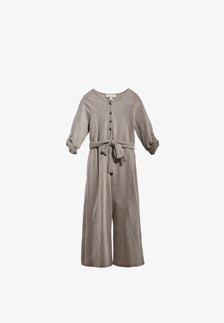 Combinaison en lin gris avec un col rond, un bouton devant, des manches longues et une ceinture nouée à la taille. Design à jambes larges.