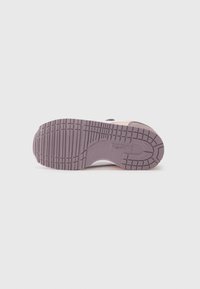 Die Sohle des Sneakers verfügt über eine strukturierte Gummisohle in hellem Lila, mit einem gemusterten Profil für Grip und einem sanften Übergang zu einer weißen Zwischensohle.