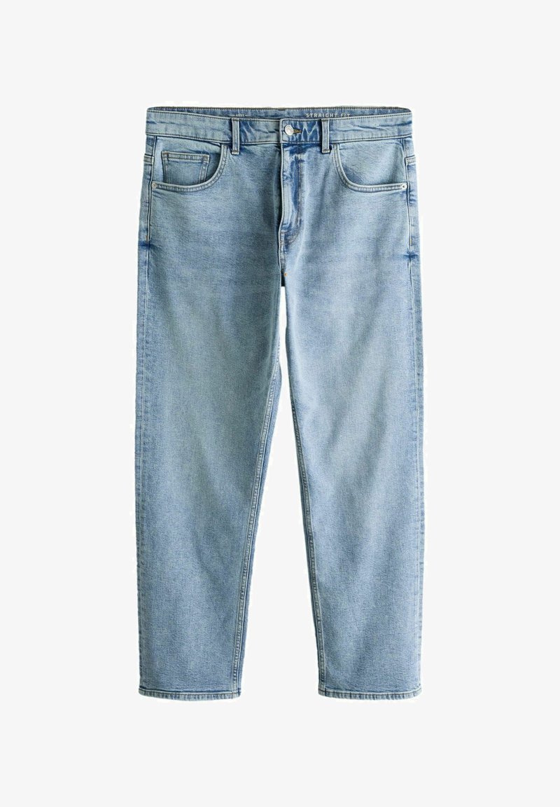 Jean en denim bleu clair à jambes droites avec bouton avant, fermeture éclair, passants de ceinture et design à cinq poches, étalé à plat sur un fond blanc.