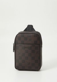 Kompakt barna kockás bőr keresztpántos táska első cipzáras zsebbel és fekete állítható pánttal, elöl "JOOP!" márkajelzéssel.