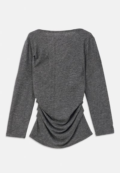 Hall kõrge kaelusega hall pikasleevega topp, millel on pehme tekstuur ja kokkutõmbunud detail seljal, luues voolava silueti.