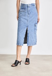 Tommy Jeans CLAIRE MIDI SKIRT - Denim skirt - denim medium