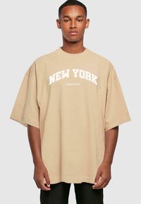 Merchcode NEW YORK WORDING HUGE TEE - T-shirts print - unionbeige