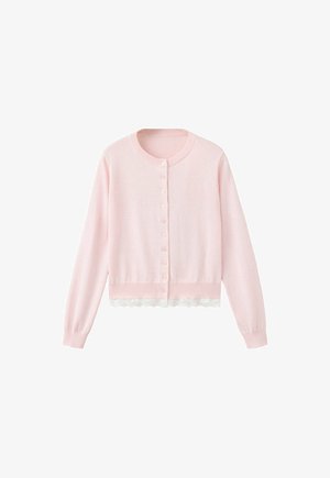 Cárdigan rosa claro con botones, mangas largas y escote redondo, con un sutil ribete de encaje en el dobladillo.