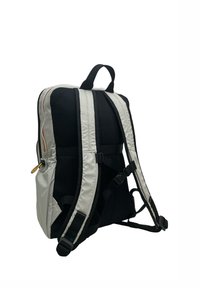 Zaino con esterno in ripstop grigio chiaro, dotato di spallacci in rete nera e dettagli gialli. Design elegante e imbottito con spallacci regolabili.