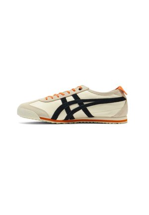 Basket avec une tige en toile écrue, des accents en daim noir, des lacets orange et une semelle en caoutchouc texturée. Présente un profil bas et une pointe arrondie.