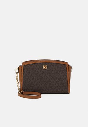 Bruine crossbodytas met patroon en een gouden logo, voorzien van een ketting- en lederen band, en een gestructureerde vorm.