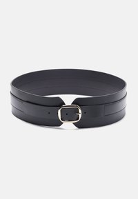 Ampio cinturino in pelle nera con una texture liscia, dotato di una fibbia metallica e un design piatto con cuciture visibili.