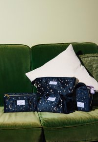 The Flat Lay Co. STANDING MAKEUP BRUSH CASE - Neceser - blue celestial