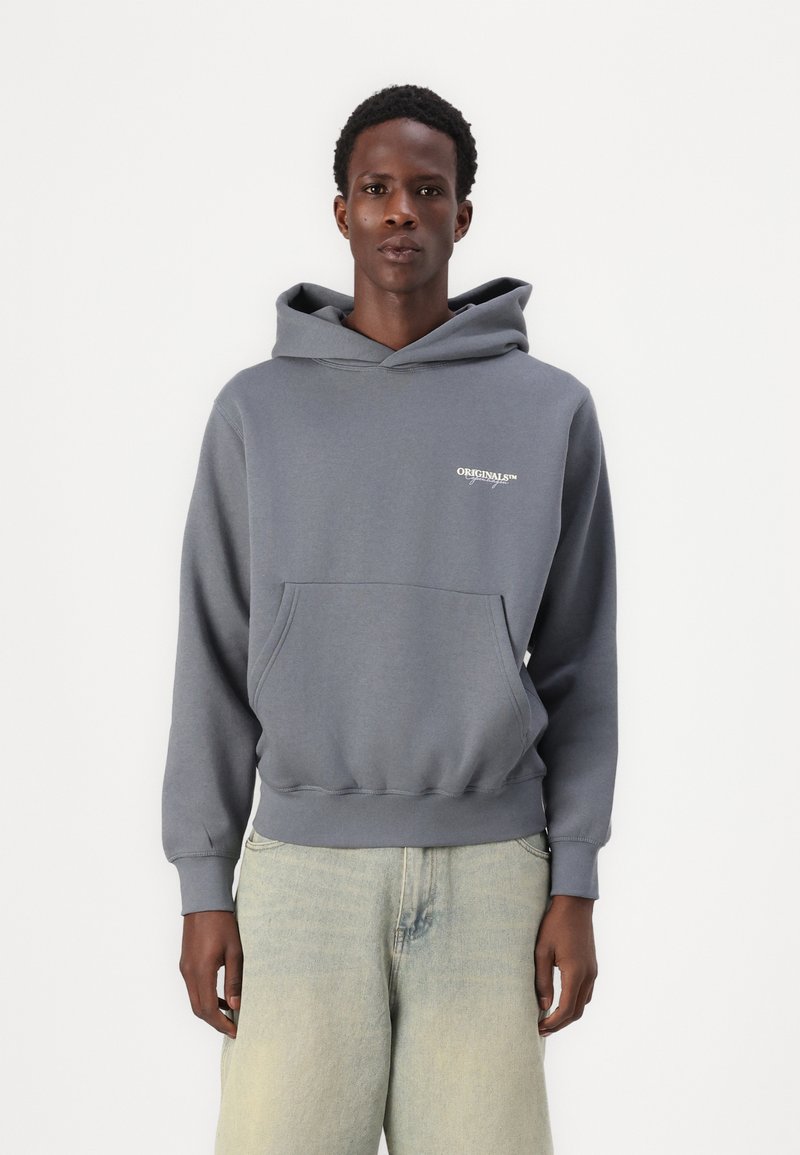 Grijze hoodie met een voorzak, ribbelboorden en een verstelbare capuchon. Bevat een klein wit logo op de borst. Casual, relaxte pasvorm.