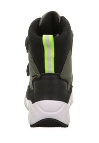 High-Top-Schuhe mit einem schwarzen und grünen Design. Obermaterial aus strukturiertem Stoff, weiße Sohle und verstellbare Riemen mit reflektierenden Akzenten.