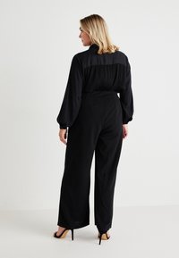 Vero Moda Curve VMCLIVA SUPER WIDE PANTS - Broek - black