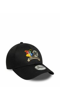Schwarze Baseballkappe mit gesticktem Hogwarts-Wappen, farbigen Akzenten, '9¾'-Text und gebogenem Schirm. Hergestellt aus textilem Material.