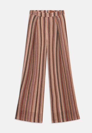 Pantalones de pierna ancha a rayas en tonos de rosa, naranja y crema, con una cintura alta y cierre de botón. Sin bolsillos visibles.
