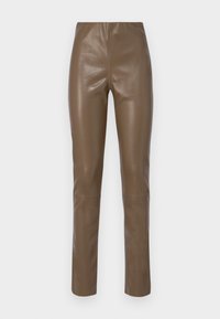Pantaloni in finta pelle marrone con una texture liscia e lucida. Presentano un alto giro vita e gambe dritte, con dettagli di cucitura minimi.