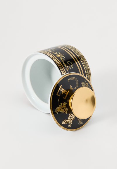 Czarny dekoracyjny pojemnik z złotymi akcentami i bogatymi wzorami, z połyskliwym wykończeniem i okrągłą, złotą pokrywką.