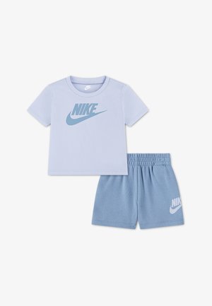 Ensemble pour tout-petit Nike bleu clair comprenant un t-shirt à manches courtes avec logo et un short assorti à taille élastique avec un plus petit logo.
