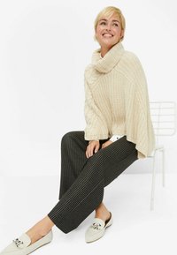 BRAX STYLE LILLYTH FLARED - Stoffhose - black